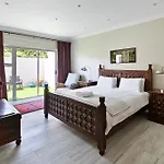 Elegant Camps Bay Villa With Pool 150M To Beach