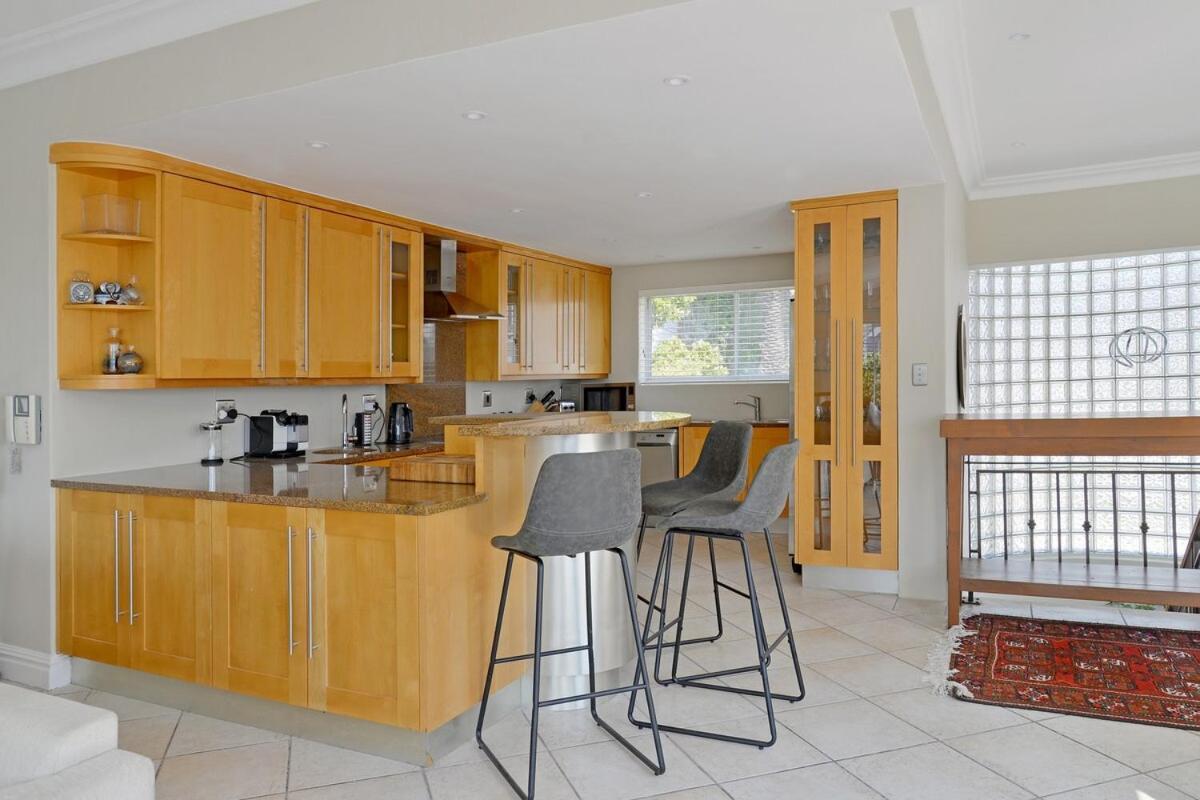 Elegant Camps Bay With Pool 150m To Cape Town