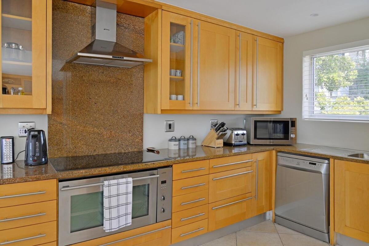 Elegant Camps Bay With Pool 150m To Holiday home *