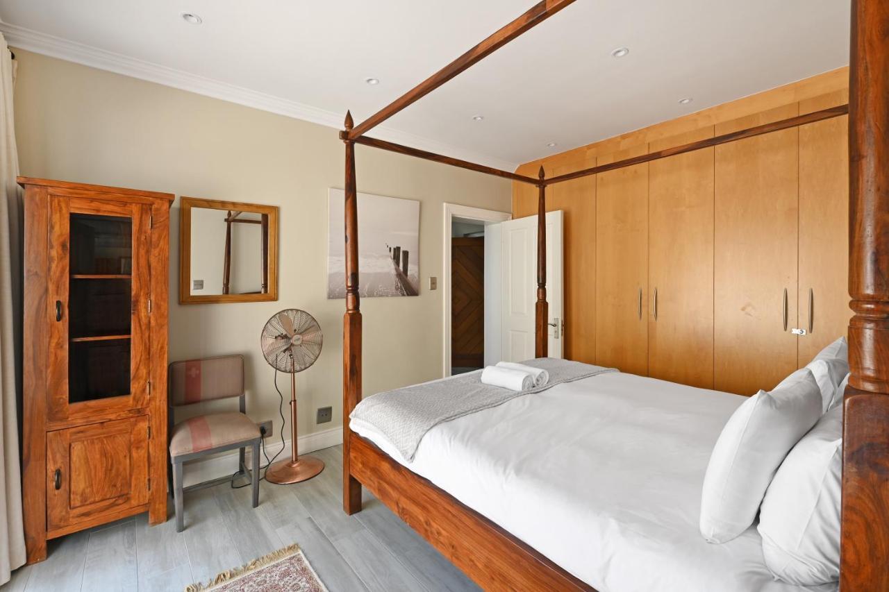 Elegant Camps Bay With Pool 150m To