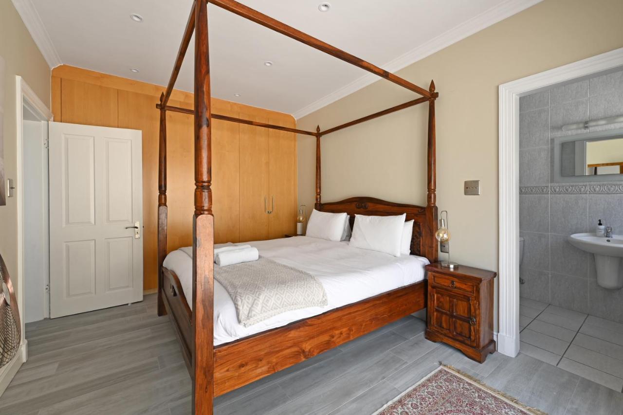 Elegant Camps Bay With Pool 150m To Holiday home Cape Town
