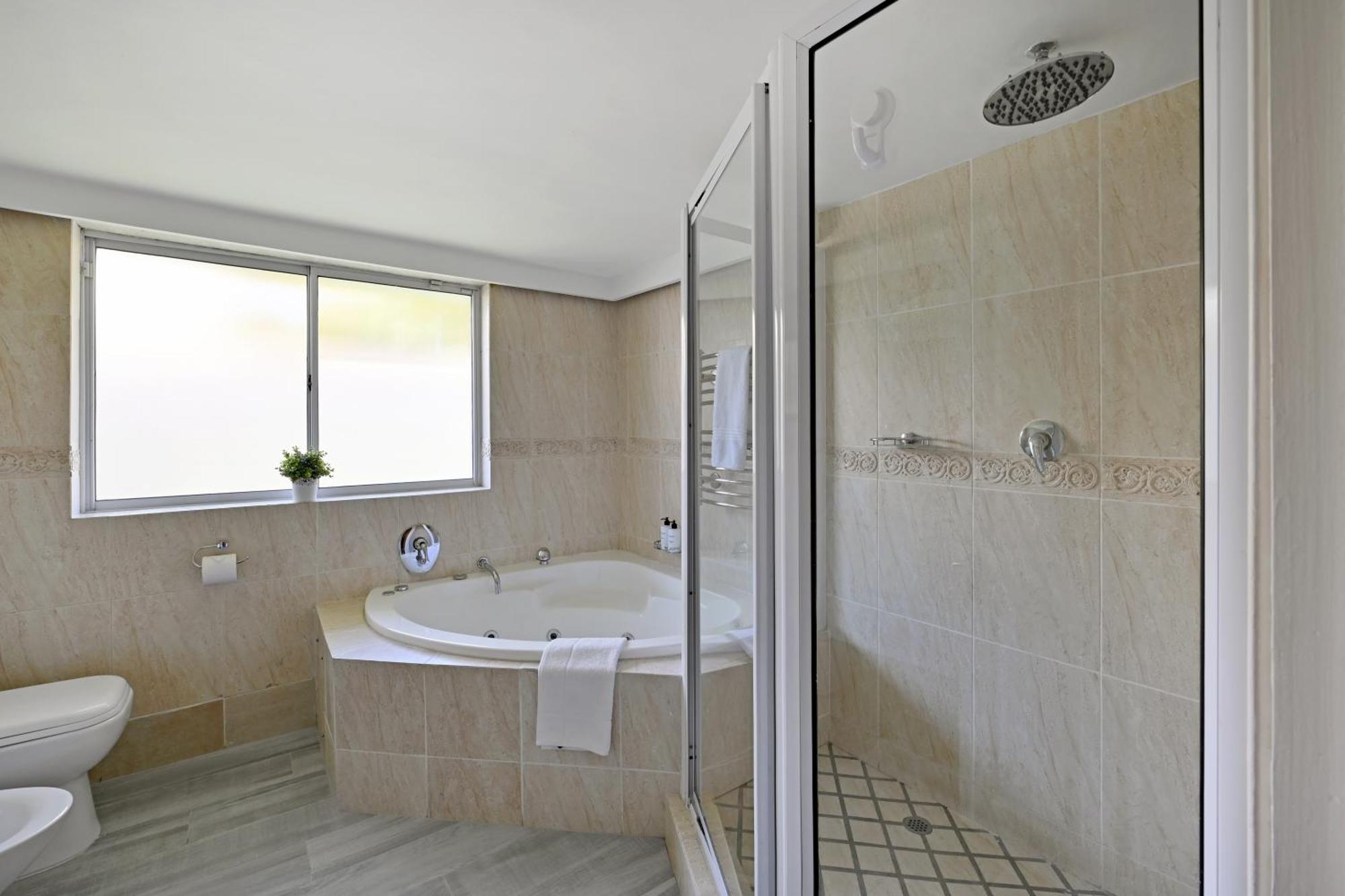 Elegant Camps Bay With Pool 150m To * Cape Town