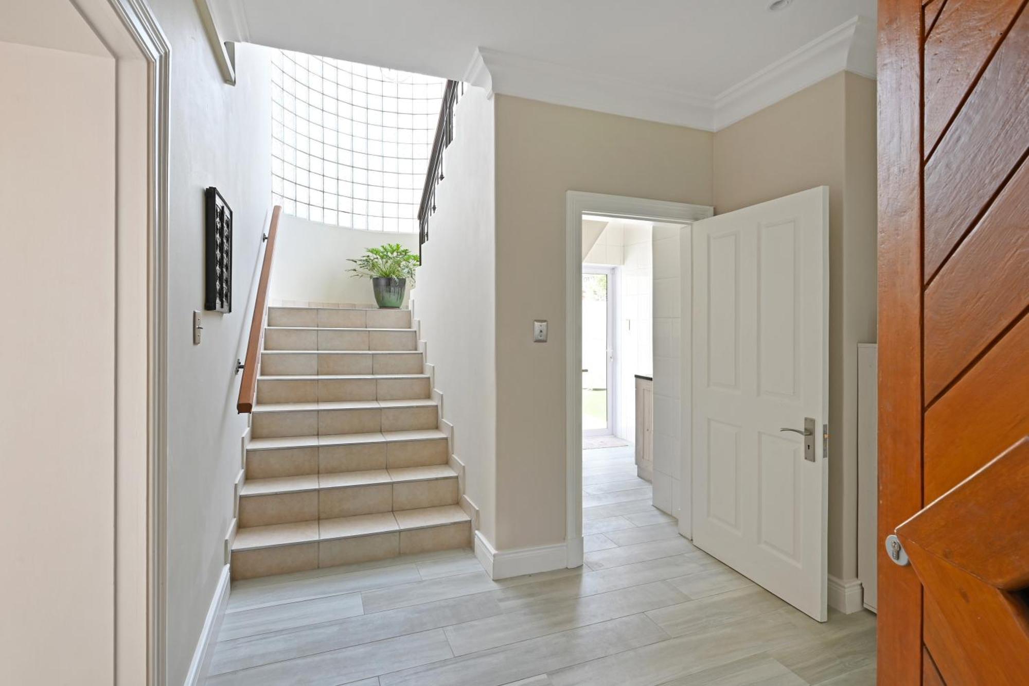 Elegant Camps Bay With Pool 150m To Holiday home Cape Town