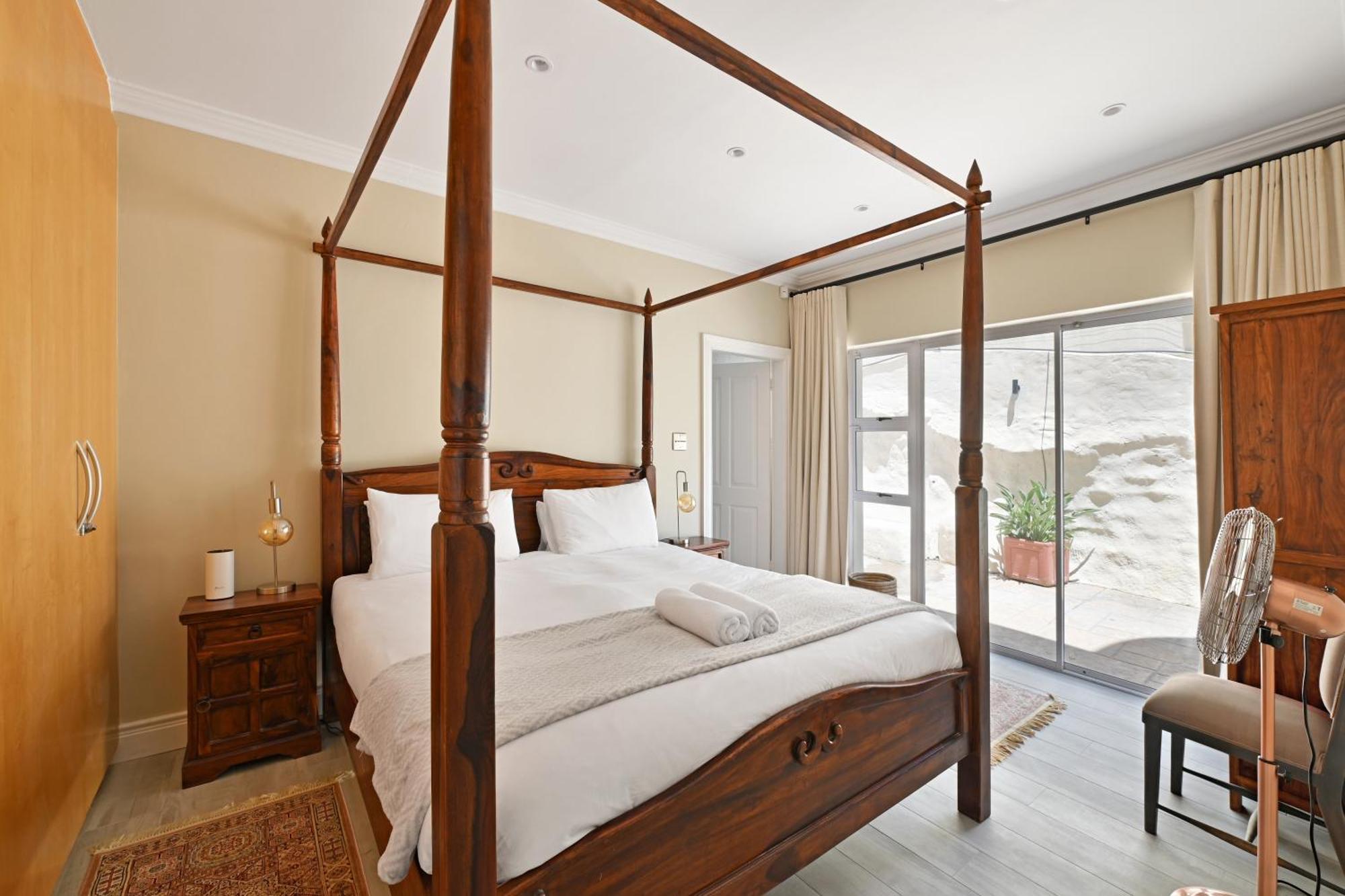 Elegant Camps Bay With Pool 150m To Holiday home *